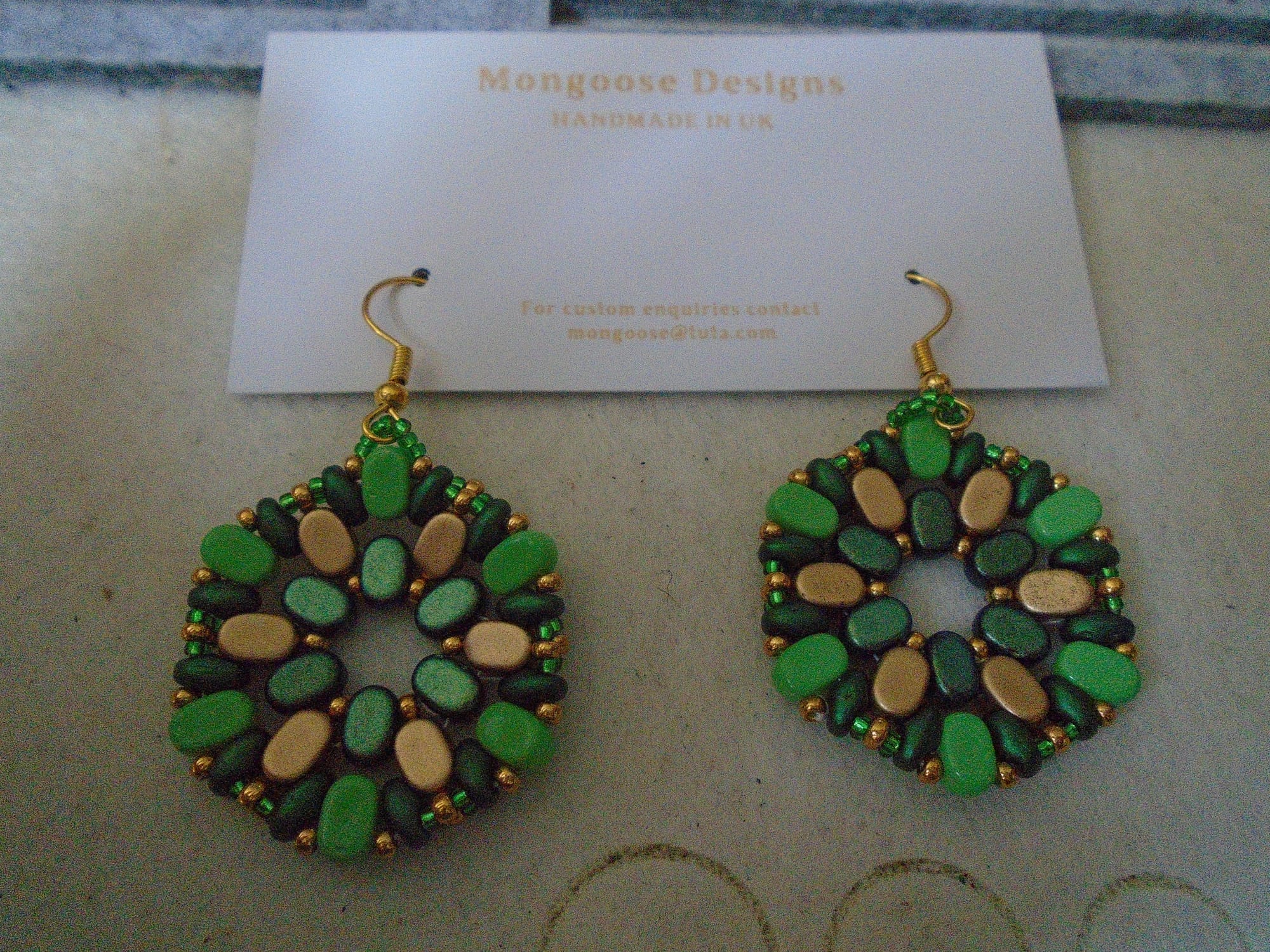 Inner Lipsis, dark green; middle, matte gold; outer, light green; SuperDuos, dark green; gold and green seed beads.