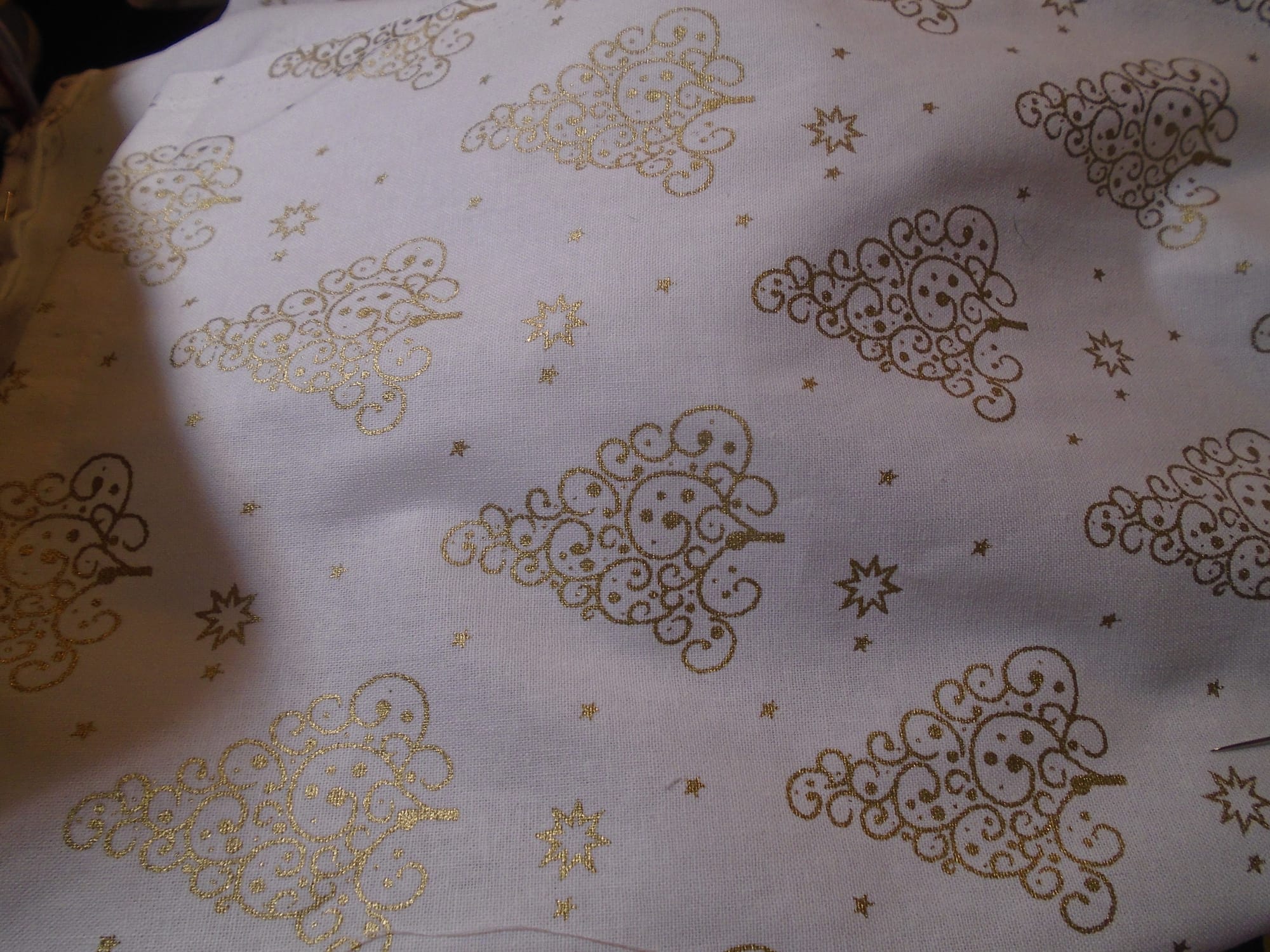 A view of the fabric sideways on.  There are stars... and large triangular thingies with loose spirals.