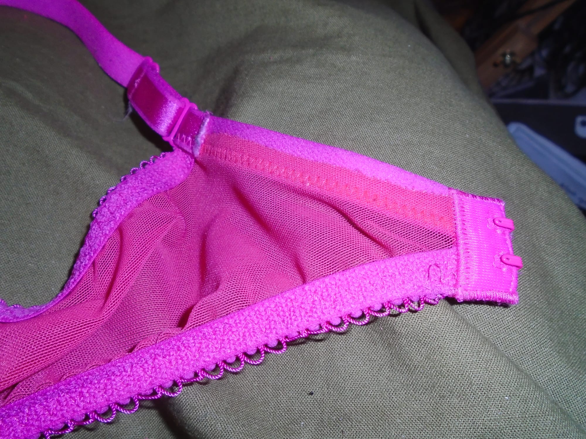 The mesh is sewn with a zig-zag stitch to a piece of elastic like that used for the straps.